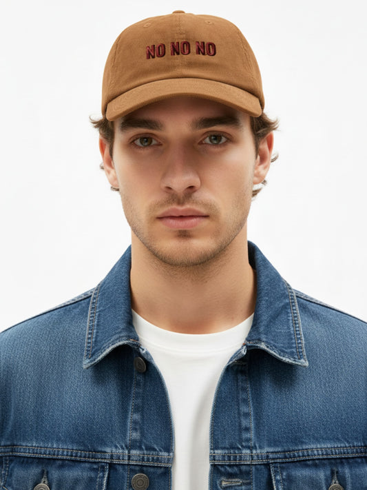 Beige Cord Cap model – Model trägt bestickte Cap