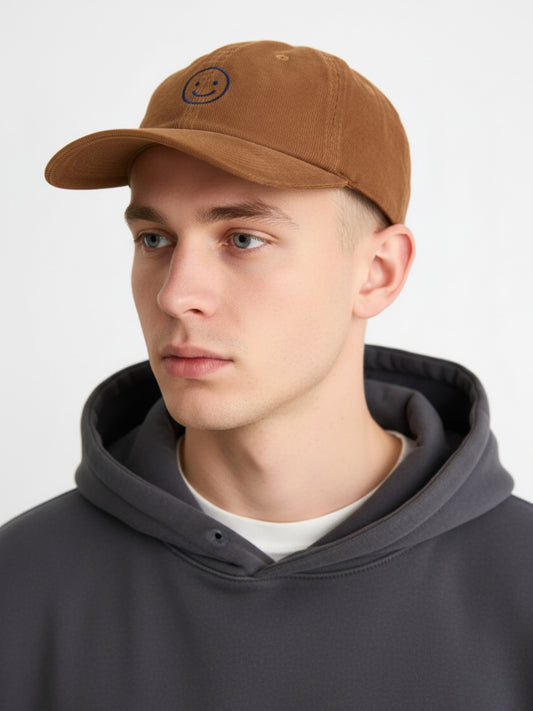 Beige Cord Cap model – Model trägt personalisierte Cap