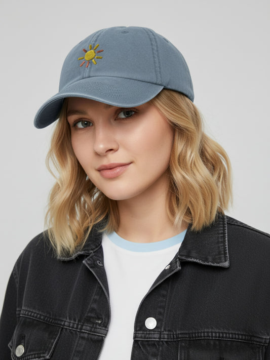 Light Denim Cap model – Model trägt personalisierte Cap