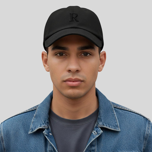 Schwarze Cap model – Model trägt personalisierte Cap