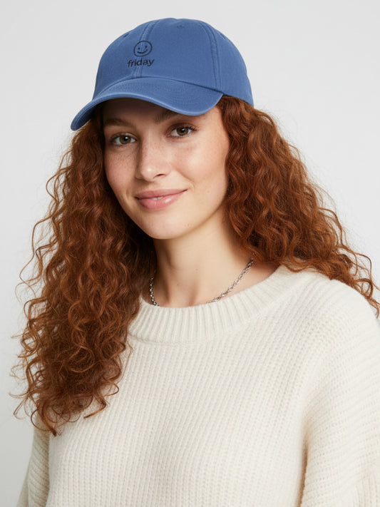 Vintage Blau Cap model – Model trägt personalisierte Cap