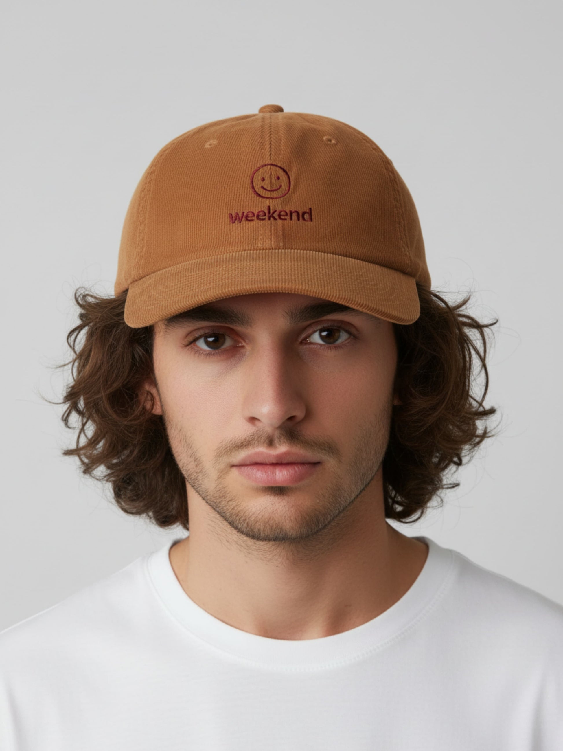 Beige Cord Cap model – Model trägt personalisierte Cap