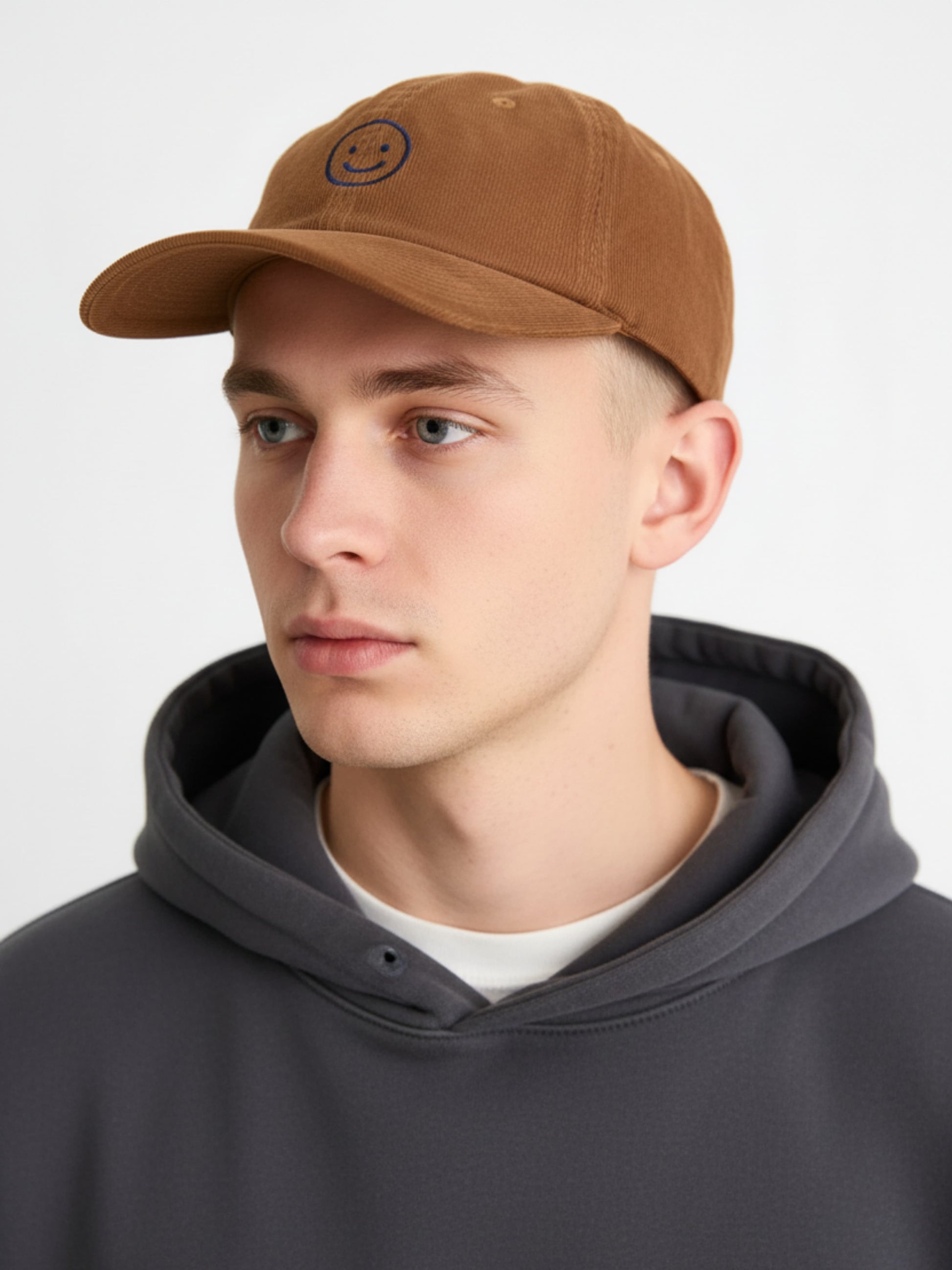 Beige Cord Cap model – Model trägt personalisierte Cap