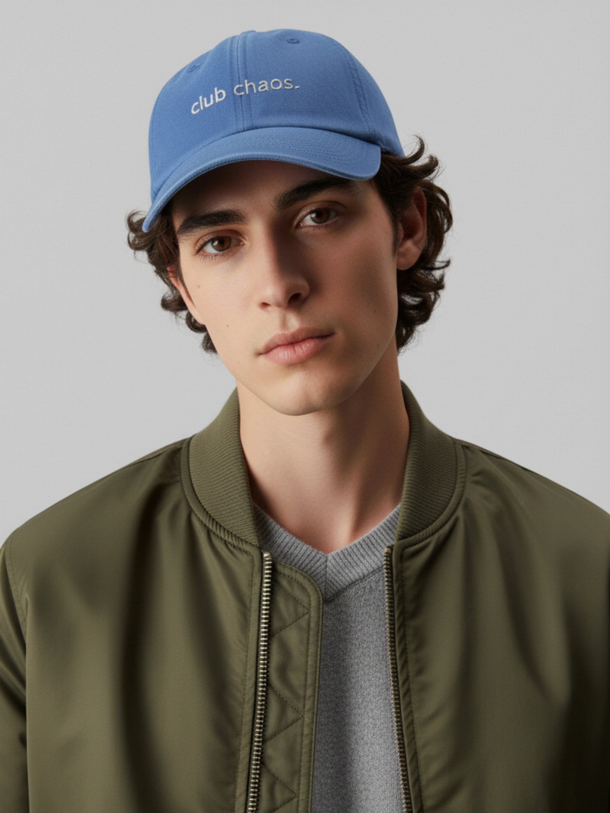 Hellblaue Cap model – Model trägt personalisierte Cap