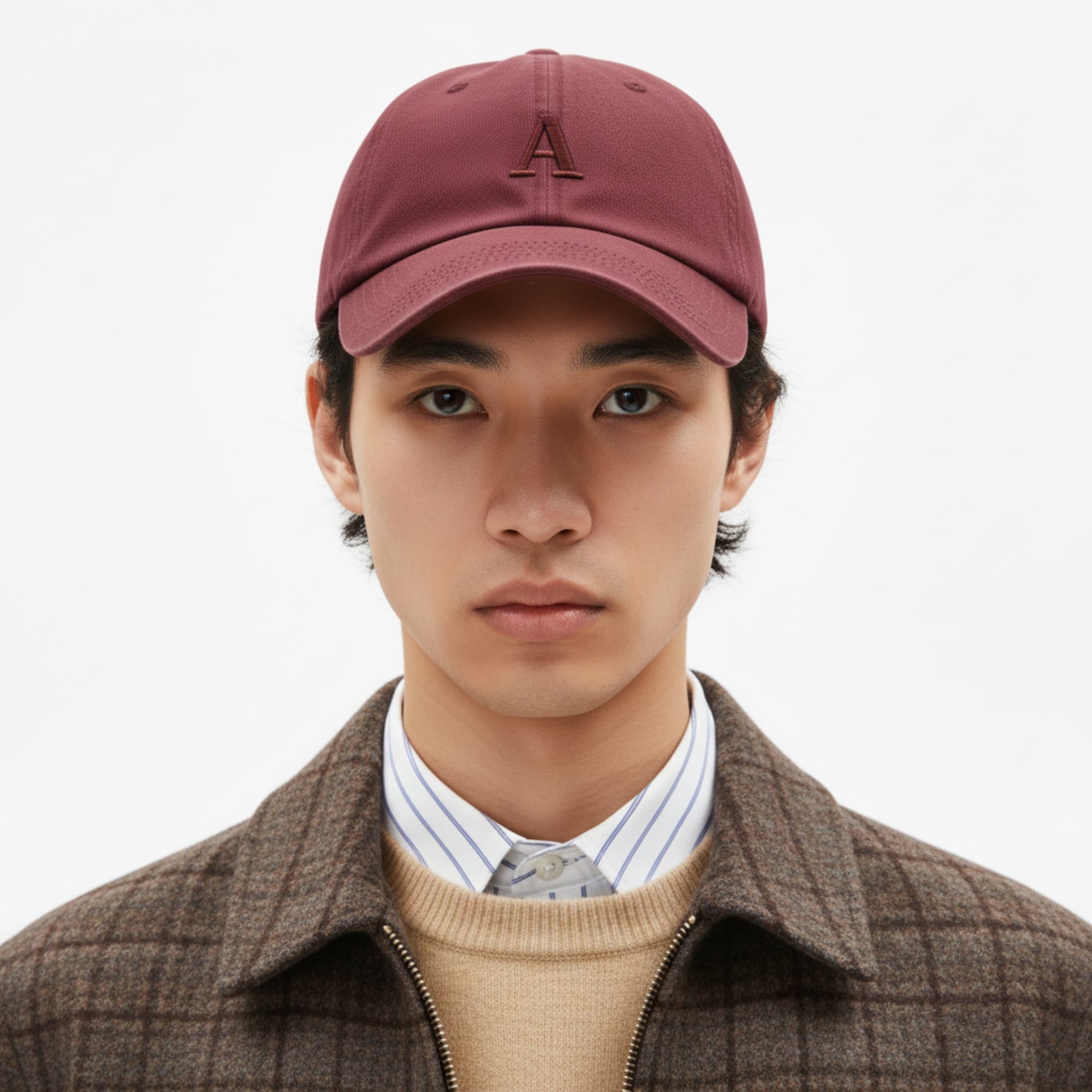 Rote Cap model – Model trägt personalisierte Cap