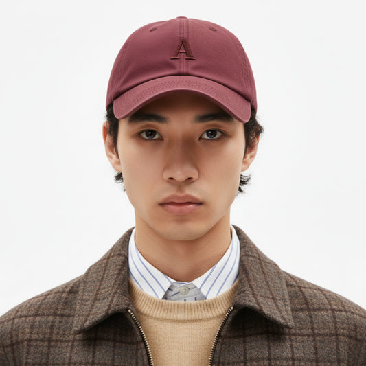 Rote Cap model – Model trägt personalisierte Cap