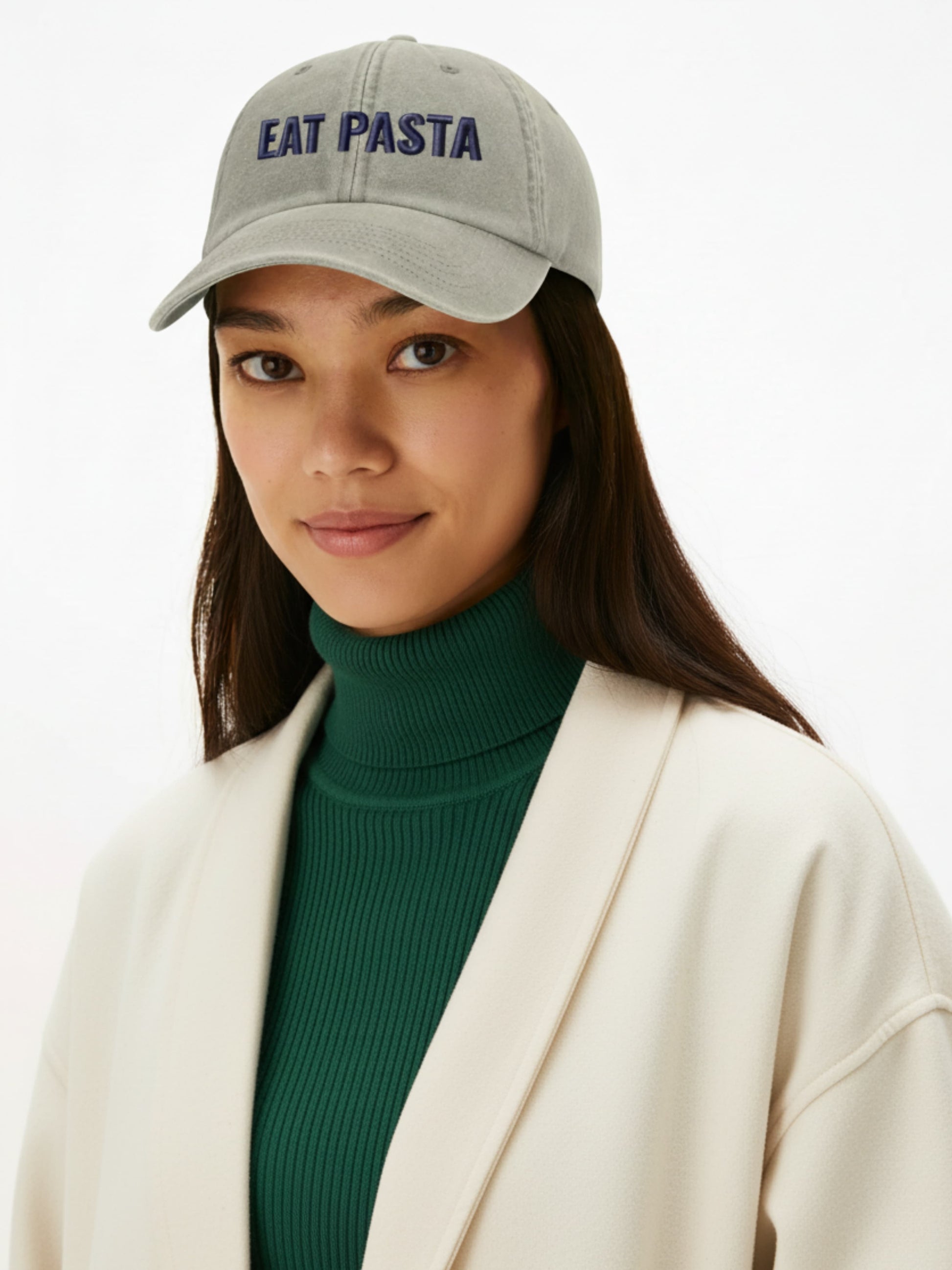 Sand Cap model – Model trägt personalisierte Cap