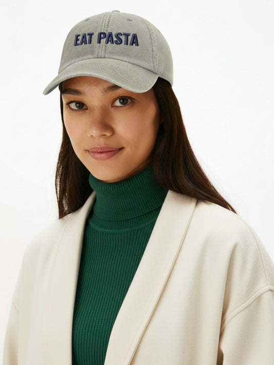 Sand Cap model – Model trägt personalisierte Cap
