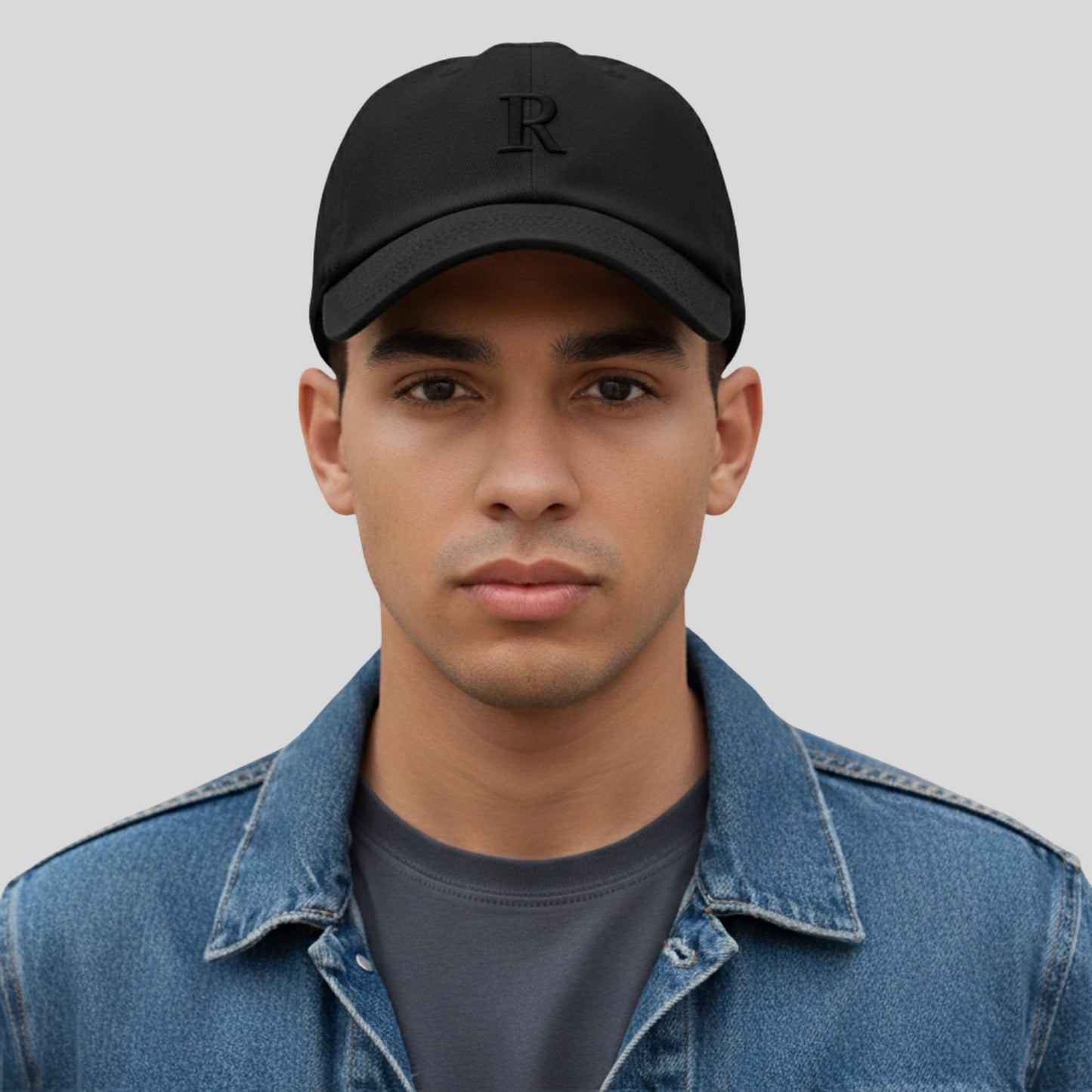 Schwarze Cap model – Model trägt personalisierte Cap