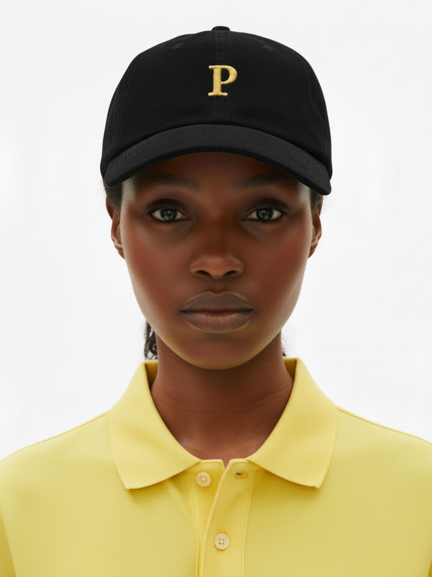 Schwarze Cord Cap model – Model trägt personalisierte Cap