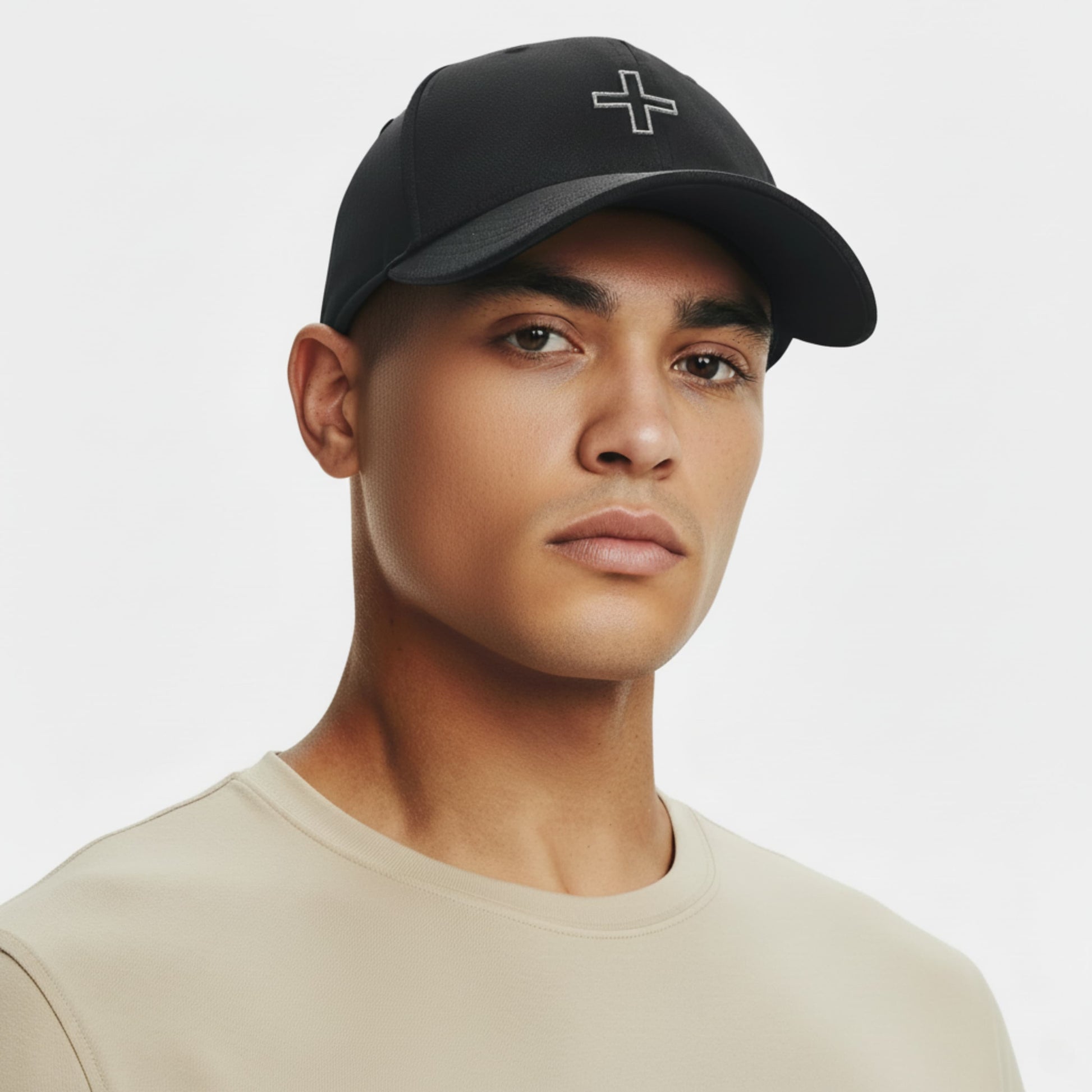Schwarze Vintage Cap model – Model trägt personalisierte Cap