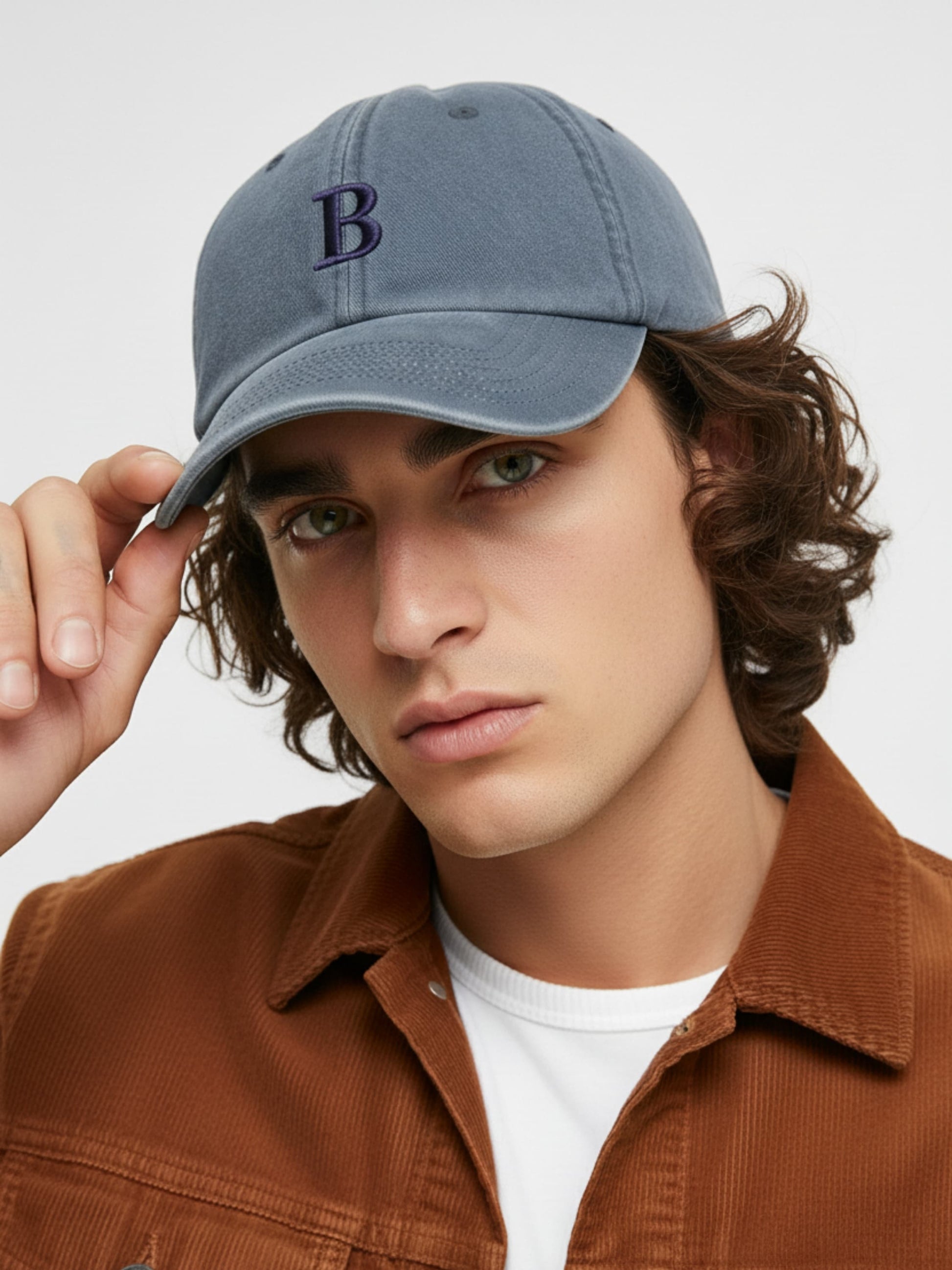 Light Denim Cap model – Model trägt personalisierte Cap