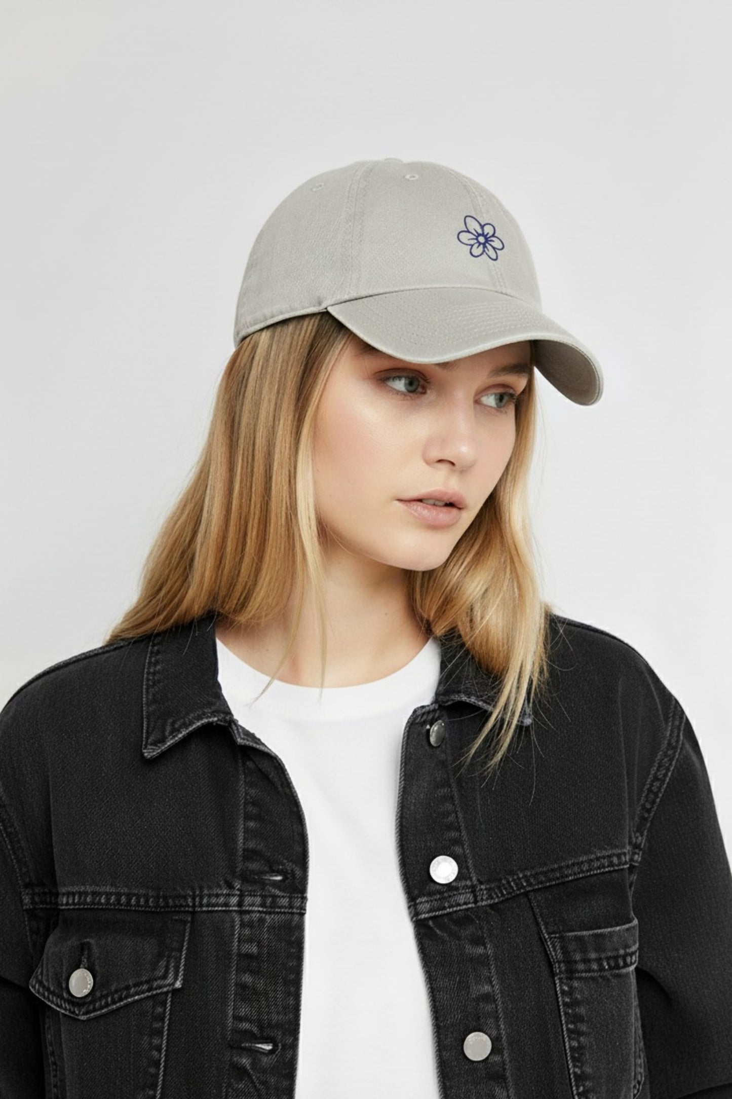 personalisierbare vintage sand cap model – model trägt personalisierte cap
